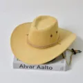 Elegante sombrero de vaquero occidental con banda de cuerda trenzada y ojales metálicos. - M (56-58cm) / Beige