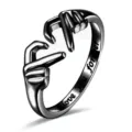 Detalle de anillo negro con gesto de corazón, grabado love you forever, accesorio diario elegante. - Talla 5 / Negro y Oro