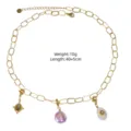 Modische goldene Titanstahl Kette mit Barockperle und Naturstein Anhängern für Damen. - Multi-Element-Halsketten-Stil (XBN260905-4)