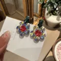 Gros plan d'épingle à cheveux fleur en strass scintillants sur carte blanche, accessoire tendance. - Paire Blanche