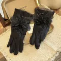 Gants en dentelle noire avec papillon perlé et pompons, courts respirants protection solaire. - Noir