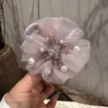 Detailansicht der rosa Organza Blumen Haarklammer mit Perlen und Strasssteinen. - Rosa