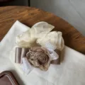 Elegantes Organza Blumen Schleife Haargummi mit 3D brauner Rose, süßes Feen Haarzubehör. - Beige