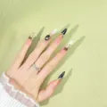 Uñas postizas hechas a mano en estilo francés negro y plata con lazos y pedrería en puntas largas. - XS / Stiletto 38mm (Con Kit de Herramientas)