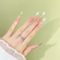 Detalle de uñas postizas a mano, ojo de gato nude almendrado largo con perlas y strass florales. - XS / Estilo Stiletto 40mm