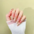 Uñas postizas nude con ojo de gato hechas a mano, perlas elegantes y pedrería de flores doradas. - XS / Trapezoide Largo 30mm