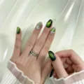 Uñas postizas hechas a mano verde ojo de gato con pedrería elegante estilo bosque. - XS / Ovalado Corto