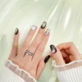 Hermosas uñas postizas hechas a mano en degradado negro y blanco con pedrería. - XS / Estilo de Elipse Corta
