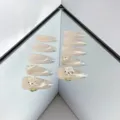 Detalle de uñas postizas hechas a mano, degradado rosa nude ojo de gato con brillantes strass. - M / Estilo 065 Set de Uñas Postizas