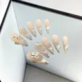 Variante de uñas postizas nude rosa con pedrería brillante, elegante conjunto de uñas. - M / 065 Uñas Postizas