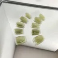 Vista detallada de uñas postizas ojo de gato verde aguacate, set de uñas con brillo. - M / Estilo 050 Uñas Ojo de Gato Verde Aguacate Con Herramientas