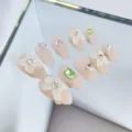 Uñas postizas almendradas nude con flores blancas 3D, perlas y cristales verdes novia. - M / Estilo 053 Uñas Perla Gema Strass