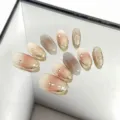 Set de uñas postizas rosa rubor con borde dorado, pedrería de cristal y elegante estilo hada. - M Ovalado Corto / Estilo 085