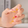Uñas postizas largas stiletto hechas a mano, punta francesa naranja con flores rojas y perlas 3D. - M / Estilo 026 Uñas Postizas