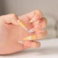Uñas postizas stiletto con degradado nude y amarillo, perlas delicadas y bonitos lazos. - M / Modelo 037 Uñas Postizas