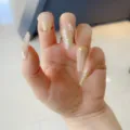 Uñas postizas hechas a mano en degradado nude con líneas doradas y flores blancas para uso diario. - M / Estilo 032 Uñas Postizas