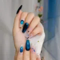Detalle de uñas postizas hechas a mano, hermoso degradado ojo de gato azul con purpurina. - M / 049 Uñas Postizas Degradado Azul Blanco