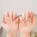 Impresionantes uñas postizas largas de estilo hada con manicura francesa y flores. - M / Estilo 045