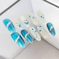 Uñas postizas hechas a mano con degradado azul, arte de mariposas y diamantes brillantes. - Estilo 057 Uñas Postizas