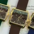 Reloj de cuarzo Koutake con caja cuadrada dorada y correa de silicona, esfera detallada. - Caja Dorada Esfera Negra Correa Café