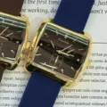 Primer plano detalle del reloj de cuarzo dorado cuadrado con correa de silicona. - Caja Dorada Esfera Negra Correa Azul