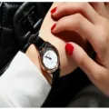 XINKON dames horloge met wit wijzerplaat en zwarte lederen band, stijlvolle quartz horloge. - Zwart