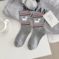 Calze di cotone grigio a metà polpaccio da donna con righe rosse e nere e ricamo bassotto. - Taglia unica / Grigio chiaro