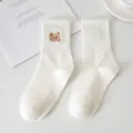 Calcetines blancos de mujer con bordado de oso tierno, calcetines casuales de algodón para verano. - Talla única / Blanco Crema