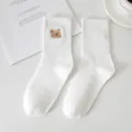 Calcetines blancos a media pantorrilla con lindo bordado de oso marrón, algodón suave, casual. - Talla única / Blanco perla