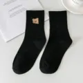 Calcetines negros de mujer con bonito bordado de oso, cómodos calcetines de algodón japoneses casual. - Talla única / Negro Carbón