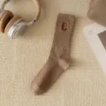 Braune gerippte Mittelsocken für Damen mit gesticktem C-Buchstaben, gemütliche Wintermode. - Hellkaffee