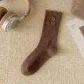 Braune Rippstrick-Crew-Socken für Damen mit gesticktem C-Buchstaben, warme Baumwollsocken. - Dunkelbraun
