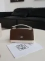 Sac à main en cuir bicolore avec poignée et fermoir tournant, élégant sac pour femmes. - Beige Café