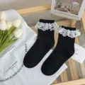 Japanse Lolita stijl zwarte halflange sokken met elegante witte kantvolants voor leuke meisjes. - Eén maat / Zwarte Opengewerkte Kant Rand