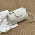Weiße zylindrische Umhängetasche aus echtem Leder für Damen, stilvolle modische Handtasche. - 19x12x11cm / Weiß
