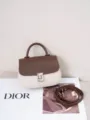 Borsa a mano bicolore in pelle, borsa a tracolla marrone e beige con chiusura metallica. - 21*7*15cm / Beige Caffè