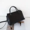 Black leather tote bag with double handles and adjustable shoulder strap for daily commuting. - 36*12*21cm / Black