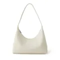 Minimalistische Leder Hobo Schultertasche Detail, hochwertiges strukturiertes Material. - Milchweiß