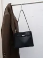 Vue détail de sac à bandoulière noir classique, élégant sac à main de travail en cuir synthétique. - Noir