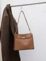 Sac à épaule marron rétro pour femme avec fermoir métallique, détail chic de sac cabas bureau. - Brun doré