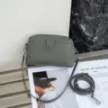 Graue Mini Umhängetasche aus Echtleder für Handys, stilvolle Damen Schultertasche. - Grau