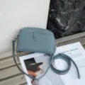 Blaue Leder Mini Umhängetasche, stilvolle Handy Schultertasche mit Überschlag und Riemen. - Blau