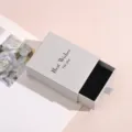 Graue Schubladen-Schmuckgeschenkbox mit schwarzem Samtfutter für Ringe, Ketten und Ohrringe. - Graue Schubladenbox