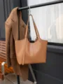 Détail de cabas en cuir marron montrant une texture haut de gamme et une sangle. - Haut 40/Bas 31*9*28CM / Brun Doré