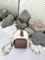 Zaino piccolo in pelle beige e marrone, borsa casual elegante e compatta da donna. - Caffè Beige