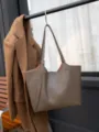 Vue detaillee du sac cabas en cuir, grand sac a epaule elegant pour le travail quotidien. - Haut 40/Bas 31*9*28CM / Kaki