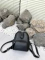 Zaino nero minimalista in pelle da donna, piccola borsa casual da viaggio e per la scuola. - Nero