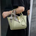 Borsa a secchiello in pelle verde chiaro da donna, elegante borsa estiva con foulard. - 27*10*17cm / Verde avocado
