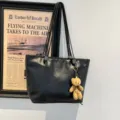 Κλασική μαύρη τσάντα tote για γυναίκες, μεγάλη τσάντα ώμου με χαριτωμένο αρκουδάκι. - Με Μενταγιόν / Μαύρο