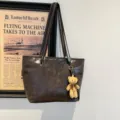 Braune Tote Bag mit süßem Bärenanhänger, vintage PU-Leder Umhängetasche für Damen. - Mit Anhänger / Kaffeebraun